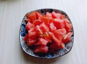 番茄洗干净后，切块。