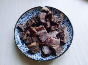 熟牛肉，切块。