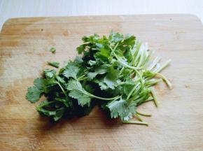 香菜洗干净，切段。