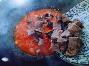 再加入切好的牛肉。
