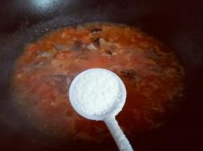 加入盐。依个人口味调味，因为熟的牛肉，无需煮的太久。