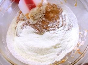 加入奶粉，用刮刀翻拌均匀