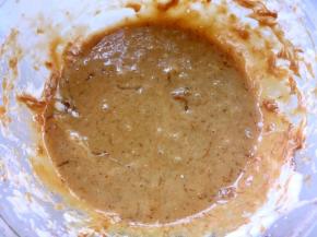 一点点加入麦芽糖浆，边加入边打发均匀，之后加入软化的黄油打发均匀