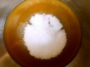 麦芽糖加90克砂糖跟盐，小火加热，边加热边搅拌