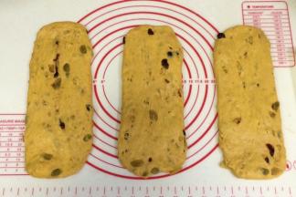 把分好的面团擀成长条状的面片。