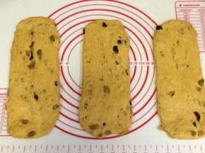 把分好的面团擀成长条状的面片。