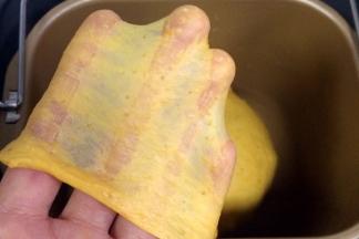 揉面约30分钟左右，可以拉出薄膜，呈扩展阶段。