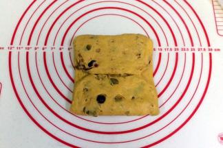 上下各沿四分之一处向中间折叠。