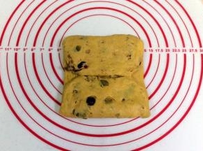 上下各沿四分之一处向中间折叠。