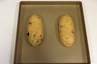 整理成橄榄形状，放入不沾烤盘上。（其实一次放3个面包是可以放得下，但为了面包不连在一起，我分开了放了，所以这里就只出现了两个面包）