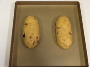 整理成橄榄形状，放入不沾烤盘上。（其实一次放3个面包是可以放得下，但为了面包不连在一起，我分开了放了，所以这里就只出现了两个面包）