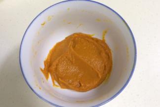 把熟透的南瓜捣成泥状，可用勺子在过筛器上按压过筛下。