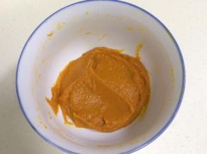 把熟透的南瓜捣成泥状，可用勺子在过筛器上按压过筛下。