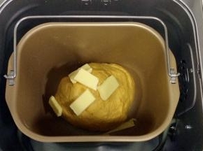 揉至10分钟面团成型，加入黄油。