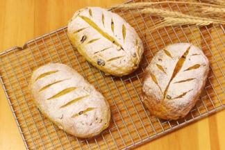 烤完出炉后，放在网架上冷却。