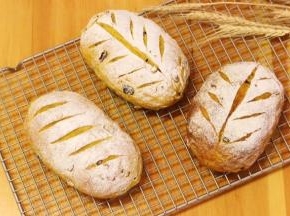 烤完出炉后，放在网架上冷却。