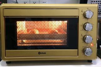 把面包放入烤箱内进行二发，开启烤箱发酵功能，可设定发酵温度35度，放碗温水增加湿度。