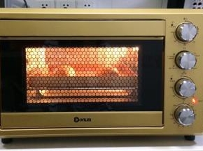 把面包放入烤箱内进行二发，开启烤箱发酵功能，可设定发酵温度35度，放碗温水增加湿度。