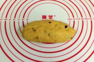 再对折，捏紧收口。