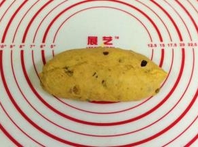 再对折，捏紧收口。