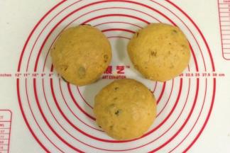 将面团取出排气，均分成三等份。