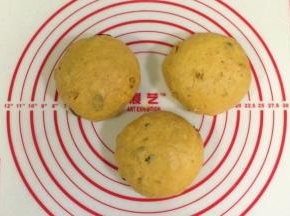 将面团取出排气，均分成三等份。