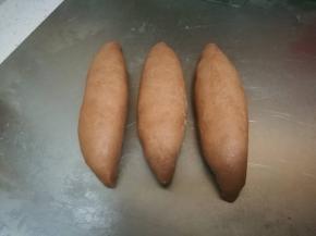 捏紧，整成椭圆形，放到温暖的地方发酵到2倍大，烤箱预热190度，烤了20分钟