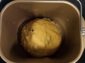 用手将面团收至表面光滑，将坚果和果干完全包裹在面团里面，然后放在面包机内发酵。