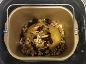 加入熟核桃仁、蔓越莓以及葡萄干，继续搅拌5分钟。