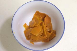 南瓜去皮切片，放入微波炉加热2～3分钟至熟透。