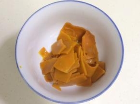 南瓜去皮切片，放入微波炉加热2～3分钟至熟透。