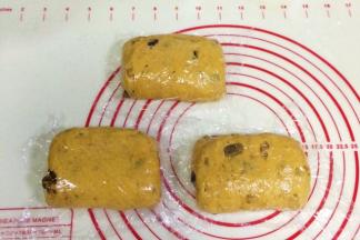 折叠后盖好保鲜膜，静置松弛15分钟。