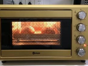 放入预热的烤箱中下层，上火175度，下火160度，约烤18分钟。待面包表面上色后盖上锡纸防止颜色过深。（请按各自烤箱情况调整烘烤温度和时间）