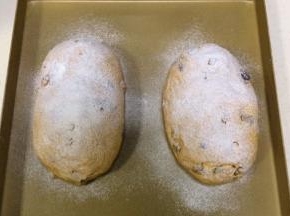 面包约发至两倍大时取出，在面包表面筛上一层薄薄的高筋面粉。