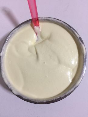 把翻拌好的面糊倒进剩下的蛋白中！用硅胶刮刀从底部向上翻拌均匀，以免蛋白沉在底部！这里只能用翻拌，切拌，用蛋抽的话要Z字型搅拌！不能用搅拌器也不能打圈！！要不然会消泡消泡消泡！
