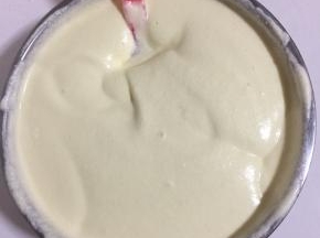 把翻拌好的面糊倒进剩下的蛋白中！用硅胶刮刀从底部向上翻拌均匀，以免蛋白沉在底部！这里只能用翻拌，切拌，用蛋抽的话要Z字型搅拌！不能用搅拌器也不能打圈！！要不然会消泡消泡消泡！
