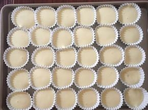 把蛋糕糊装入裱花袋，挤入小纸杯蛋糕托里