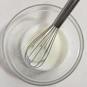 碗里加入50克色拉油、115克牛奶、1克盐混合搅拌均匀,水油充分乳化备用，看不到油点，有点稠稠的状态！