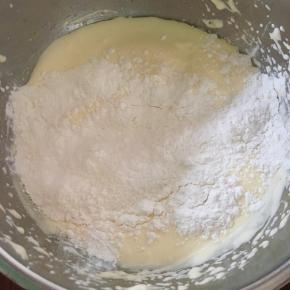 倒入过筛的低粉快速翻拌均匀