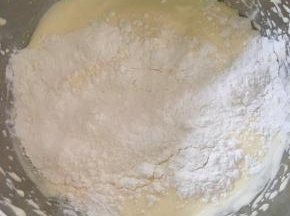 倒入过筛的低粉快速翻拌均匀