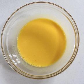 逐个加入9颗蛋黄搅拌均匀备用！