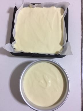 模具提前清洗干净擦干水分，方形烤盘铺一层油纸，搅拌好的蛋糊缓缓的倒进模具中，8分满即可！入模后刮平表面，震几下把大气泡震出来，这样蛋糕会更细腻一点不会有大孔。