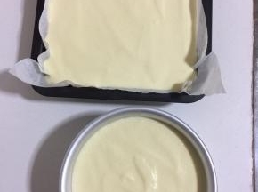 模具提前清洗干净擦干水分，方形烤盘铺一层油纸，搅拌好的蛋糊缓缓的倒进模具中，8分满即可！入模后刮平表面，震几下把大气泡震出来，这样蛋糕会更细腻一点不会有大孔。