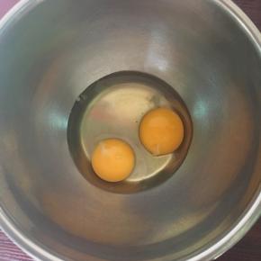 鸡蛋打入无水无油的蛋盆里