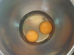 鸡蛋打入无水无油的蛋盆里