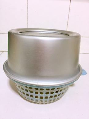 这个小的6寸圆模可以找一个小一点儿的菜篮子倒扣！