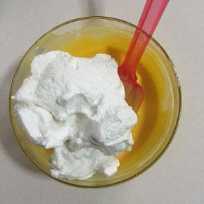 挖三分之一的蛋白到面糊中。用硅胶刮刀上下左右不规则的翻拌均匀！
