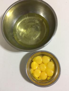 用蛋清分离器把蛋清和蛋黄分开，这一步很重要哦，蛋清里面一定不能有一点点儿的蛋黄，否则影响蛋白的打发！
这是分离好的蛋清和蛋黄！把蛋清放在冰箱冷藏保存，开始准备蛋糊！