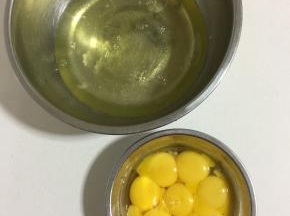 用蛋清分离器把蛋清和蛋黄分开，这一步很重要哦，蛋清里面一定不能有一点点儿的蛋黄，否则影响蛋白的打发！
这是分离好的蛋清和蛋黄！把蛋清放在冰箱冷藏保存，开始准备蛋糊！