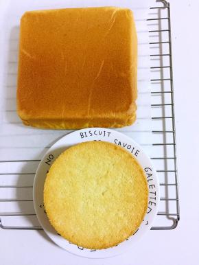 6寸的蛋糕彻底晾凉后，借助脱模刀脱模即可！今天做的戚风蛋糕，很松软香甜，喜欢的亲们可以试试看哦！